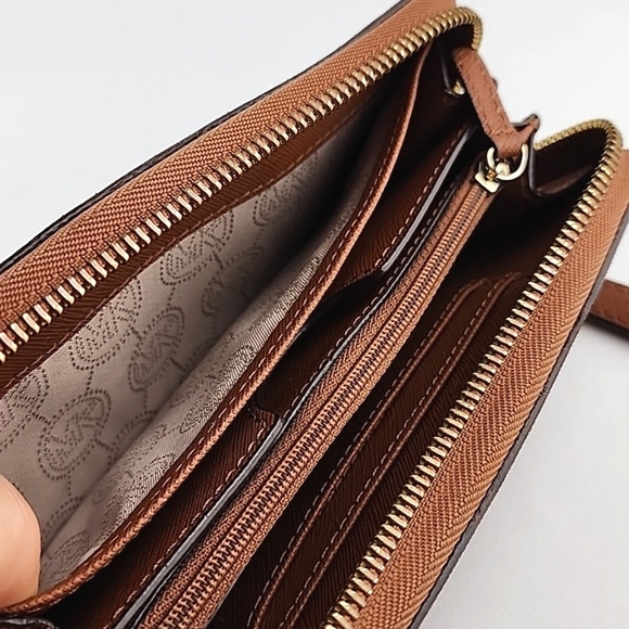 Michael Kors Jet Set Zip Around Wallet Wristlet Tan Leather Gold Tone Accents - Picture 8 of 16